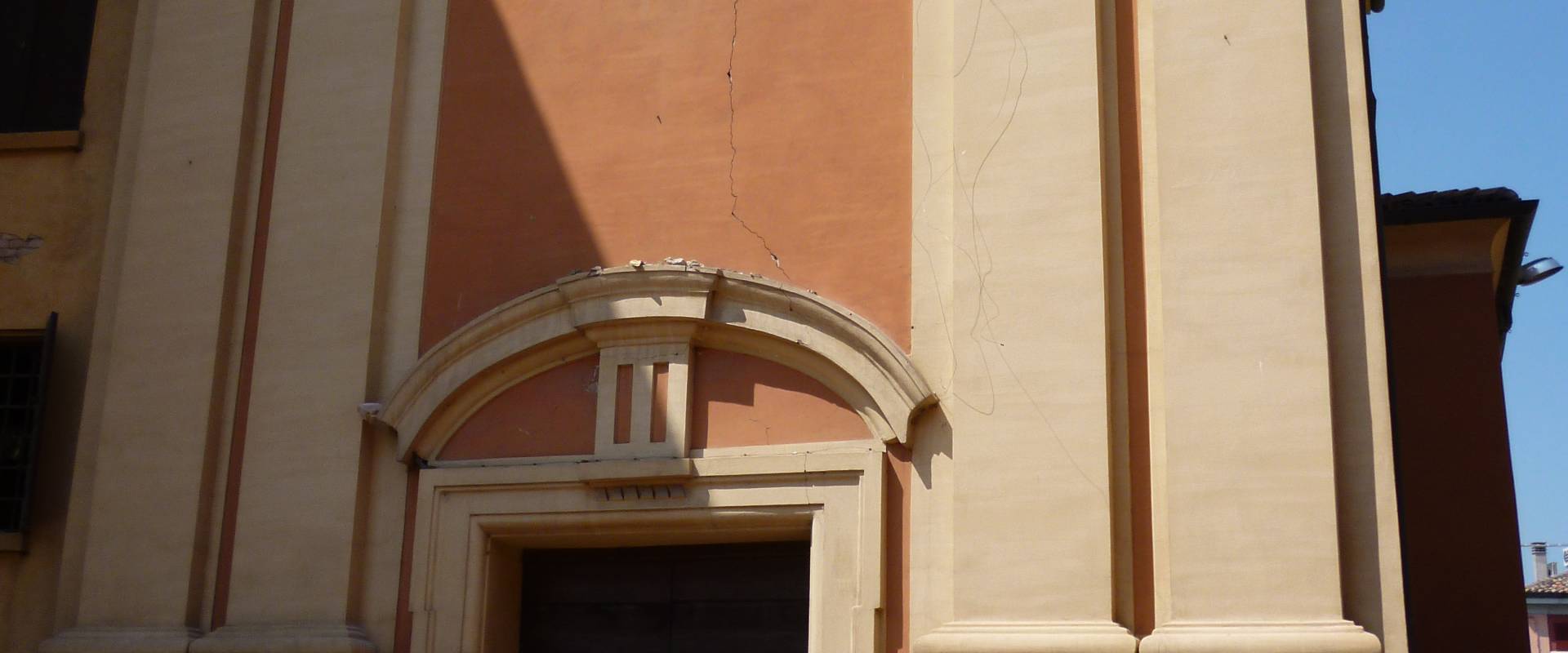 Facciata centrale danno terremoto 29-05-2012, Oratorio di Santa Croce - San Felice sul Panaro photo by Mimmo Ferrari